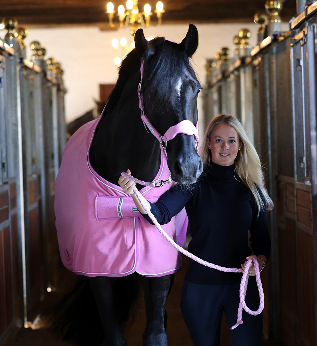 Fleecedækken i den flotte farve Begonia Pink vist forfra i stalden vist med matchende grime og træktov