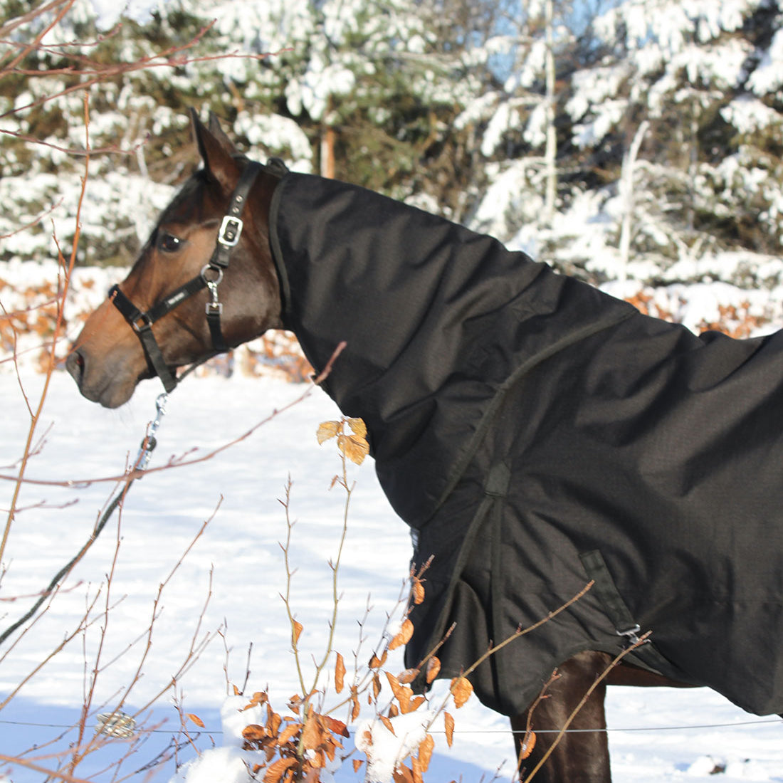 150 gram tyk dækkenhals i 1200D i farven sort.