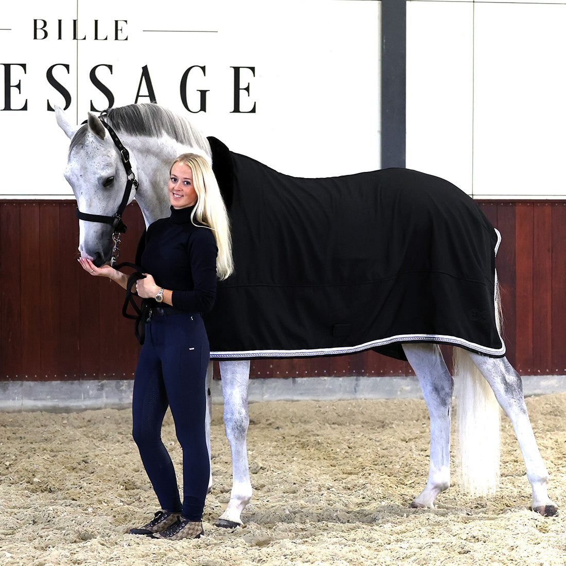 Sort coolerdækken vist sammen med rytter