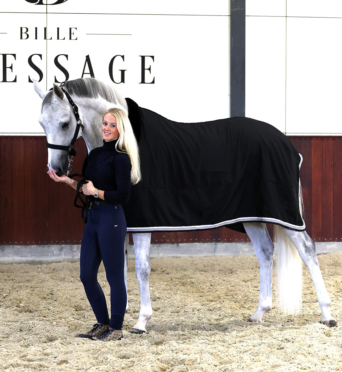 Sort coolerdækken vist sammen med rytter