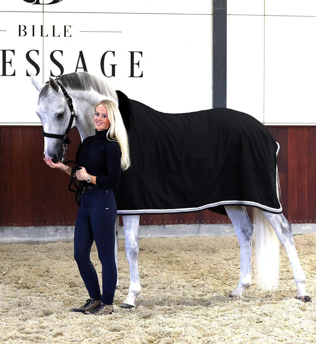 Sort coolerdækken vist sammen med rytter