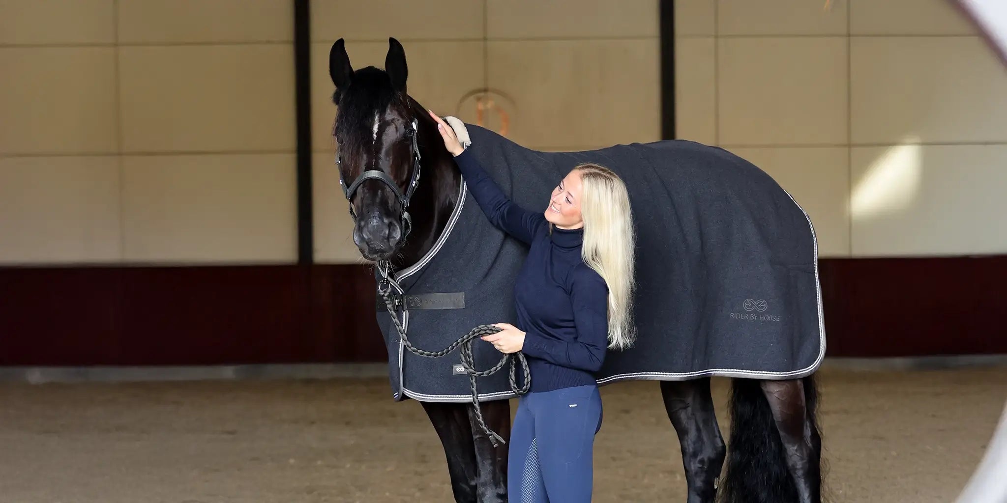 Ulddækken - RIDER BY HORSE
