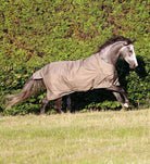 Regndækken i farven walnut, vist på hest i galop.
