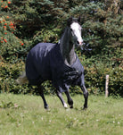 150g udedækken i Platinum med ekstrem høj åndbarhed og vandtæthed. Hest i galop på marken.